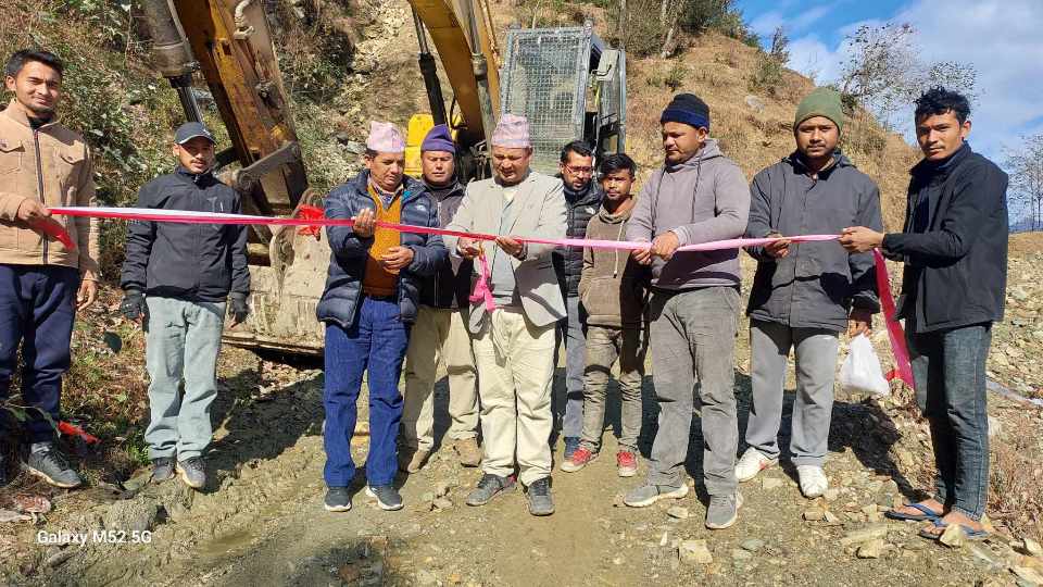 खप्तडछान्नामा पसलबगर - खत्रीबाडा सडकको गाउँपालिका अध्यक्ष रोकायाद्धारा उद्धघाटन 